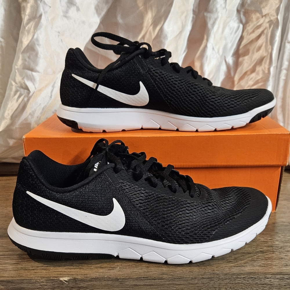 Women's black Nike Flex Experience RN 6 in a size 12W (12 wide)